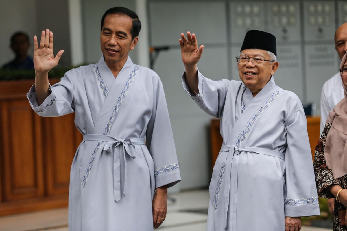 Bakal calon presiden dan Bakal calon wakil presiden, Joko Widodo dan Maruf Amin bersiap menjalani pemeriksaan kesehatan di Rumah Sakit Pusat Angkatan Darat Gatot Subroto, Jakarta, Minggu (12/8/2018). Selain pasangan Jokowi-Maruf Amin, pasangan Prabowo Subianto-Sandiaga Uno juga akan menjalani pemeriksaan kesehatan pada hari Senin 13 Agustus. Pemeriksaan kesehatan tersebut merupakan satu diantara syarat wajib yang diberlakukan KPU bagi capres dan cawapres untuk mengikuti Pilpres mendatang.