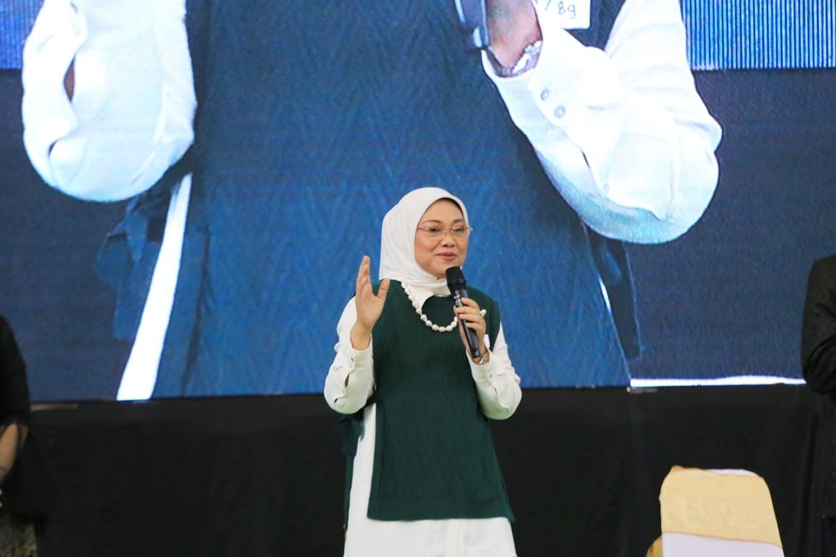Menteri Ketenagakerjaan Ida Fauziyah memberikan sambutan dalam halal bihalal bersama alumni UIN Sunan Ampel di Surabaya, Jawa Timur, Sabtu (28/5/2022).