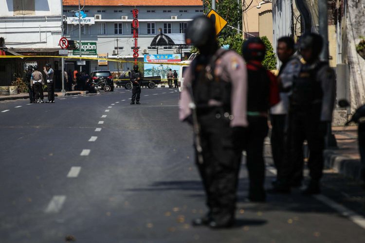 Anggota kepolisian berjaga disekitar wilayah Mapolrestabes Surabaya, Jawa Timur, Senin (14/5/2018). - (KOMPAS.com/GARRY ANDREW LOTULUNG)