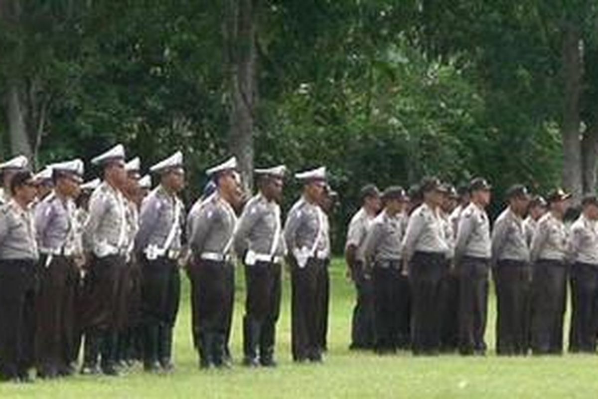 Sejumlah Personil dari Kepolisian Polres Manokwari saat mengikuti, Apel Gabungan Operasi Lilin dalam rangka pengamanan, Natal dan Tahun Baru di lapangan Borarsi, Jumat (21/12/2012)
