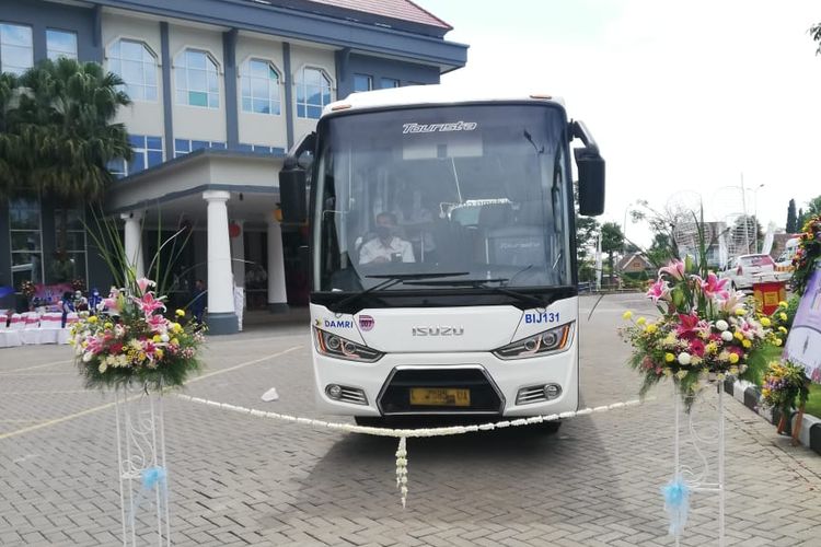 Armada bus DAMRI yang akan melayani rute Kota Wisata Batu menuju Bromo pulang pergi (PP).