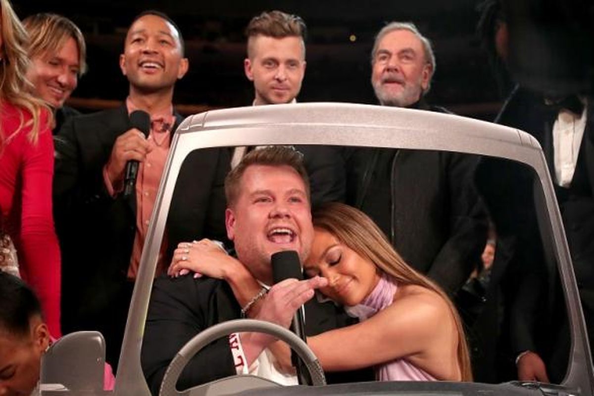 Pembawa acara James Corden mengajak beberapa artis untuk berpura-pura mengikuti carpool karaoke di ajang Grammy Awards 2017 di Staples Center, Los Angeles, Minggu (12/2/2017).