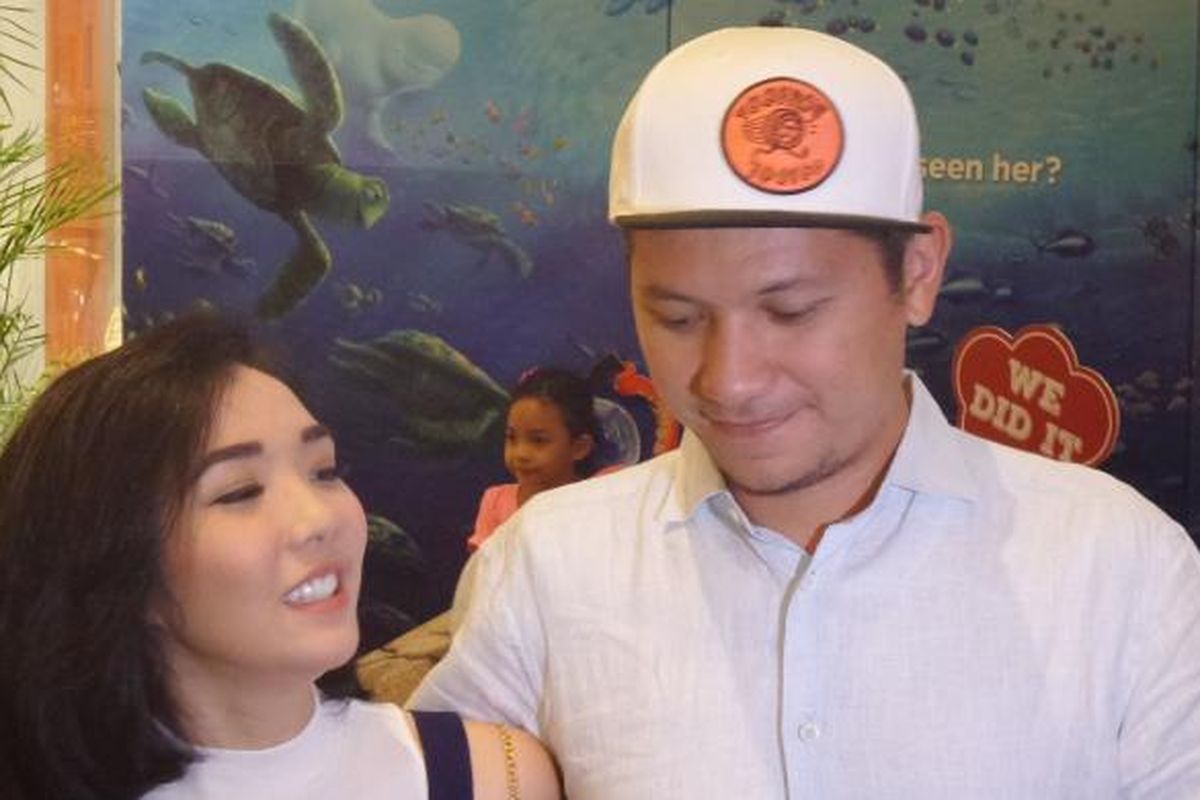 Gisella Anastasia dan Gading Marten menghadiri pemutaran perdana film animasi Disney Pixar yang berjudul Finding Dory, di Kemang Village, Jakarta Selatan, Rabu (15/6/2016).