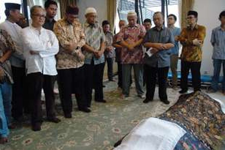 Para sahabat dan kerabat almarhum Djoko Susilo saat melayat di rumah duka di Jalan Puri Satria Kavling 29,  Taman Imperial Golf Sentul City, Bogor, Jawa Barat, Selasa (26/1/2016).