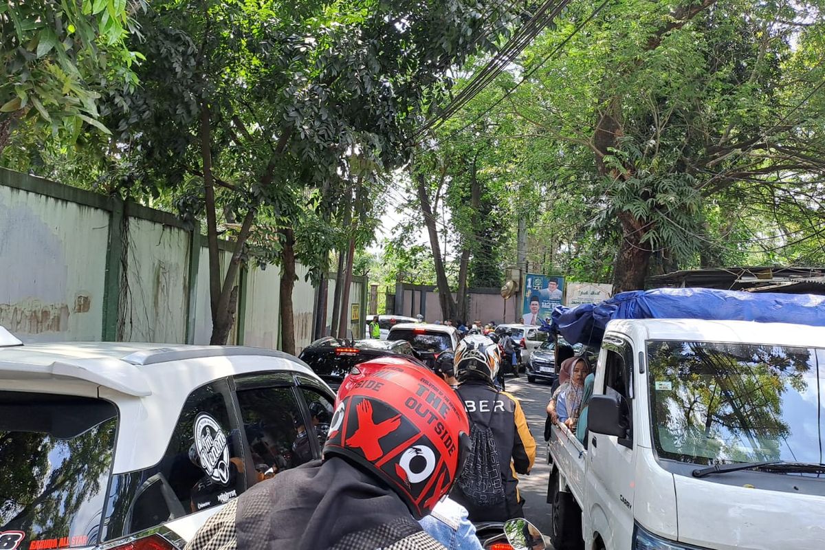 Kemacetan di Jalan Kebagusan Raya, dekat Pintu Timur Taman Margasatwa Ragunan, Jakarta Selatan, pada H+2 Lebaran, Senin (24/4/2023).