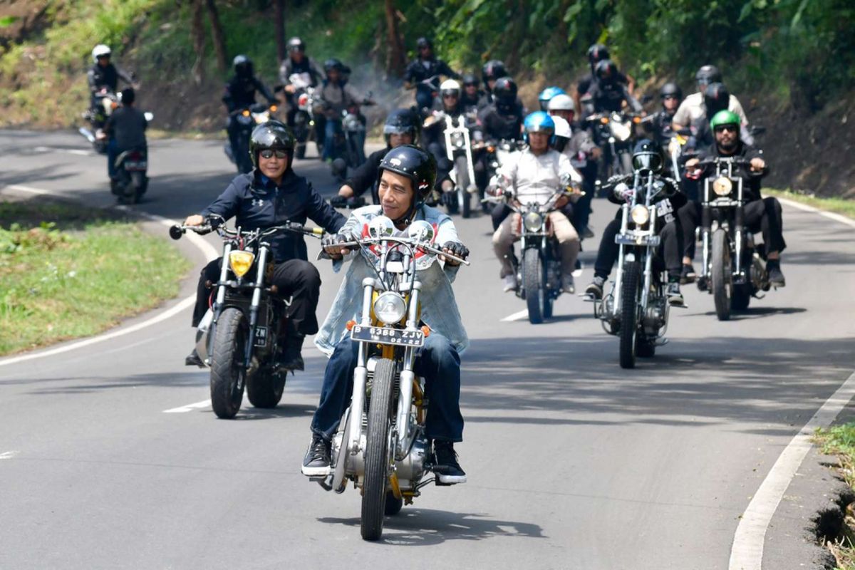 Presiden Joko Widodo dan rombongan bikers saat melakukan touring menggunakan motor chopper miliknya di Sukabumi, Jawa Barat, Minggu (8/4/2018). Di sela perjalanan itu, Jokowi sempat meninjau dua program padat karya yang dikerjakan oleh warga Sukabumi.