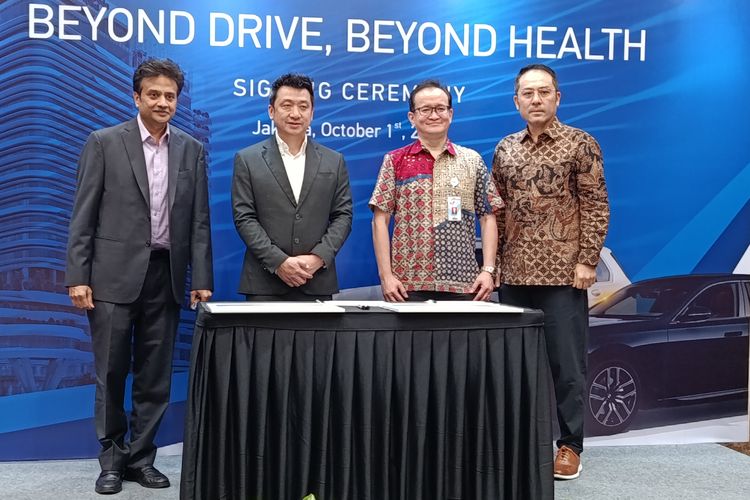 Presiden Direktur & CEO Mayapada Healthcare, Navin Sonthalia (kiri); Chief Executive BMW Astra, Sanfrantis Tanu (kedua dari kiri); Chief Commercial Officer Mayapada Healthcare, Benjamin Winoto (kedua dari kanan); dan Chief Operationg Officer Mayapada Healthcare Group, Hendy Widjaja (kanan) saat menghadiri penandatanganan kemitraan strategis antara Mayapada Hospital dan BMW Astra di Mayapada Hospital Jakarta Selatan, Rabu (1/10/2025).