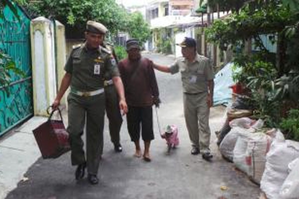 Apung (50), salah satu pawang topeng monyet dirazia di kawasan Kebon Nanas, Jakarta Timur, Selasa (22/10/2013).