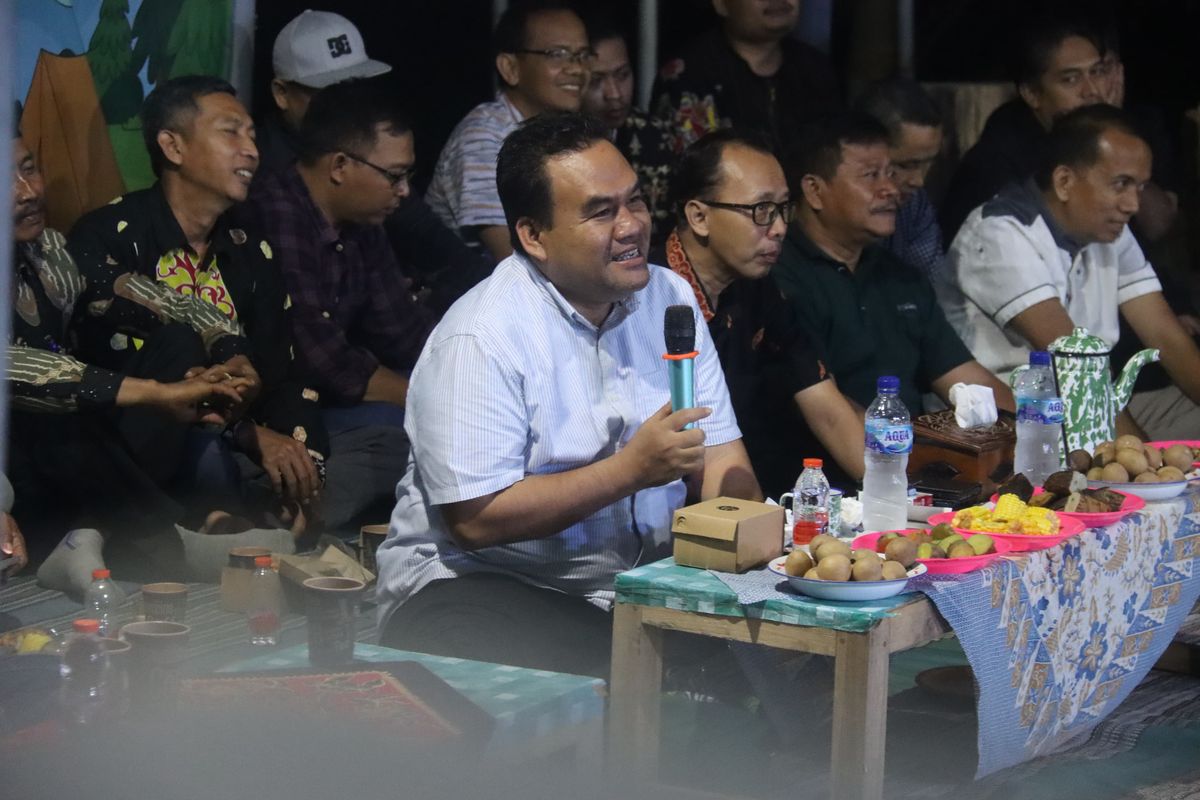 Bupati Blora Arief Rohman bersama admin medsos se-Kecamatan Jiken membahas promosi Desa Bangowan yang masuk 50 besar Anugerah Desa Wisata Indonesia (ADWI), Blora, Kamis (4/7/2024).