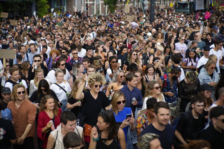 Lebih dari 10.000 orang mengikuti protes penyelenggara dan penggemar panggung festival musik menentang pembatasan pemerintah Covid-19 pada acara luar ruang berskala besar di Amsterdam, Belanda, Sabtu, 11 September 2021.