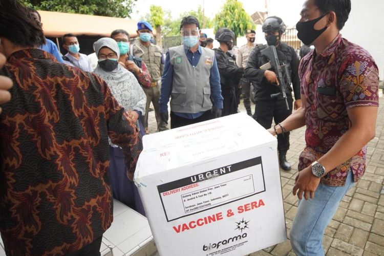 TERIMA VAKSIN—Walikota Madiun, Maidi menerima vaksin covid-19 tahap kedua di Gudang Perbekalan Kesehatan Kota Madiun sebagai tempat penyimpanan sementara, Sabtu (30/1/2021) sore.