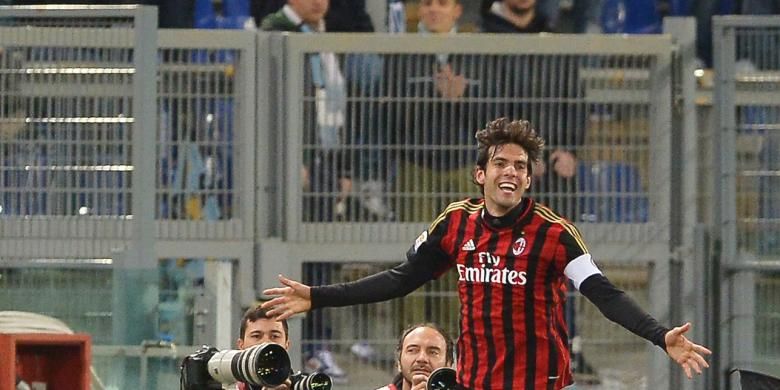 Aksi gelandang AC Milan Ricardo Kaka setelah bola hasil tendangannya masuk gawang Lazio akibat antisipasi bek Lazio Abdoulay Konko, pada pertandingan Serie-A, di Olimpico, Minggu (23/3/2014).