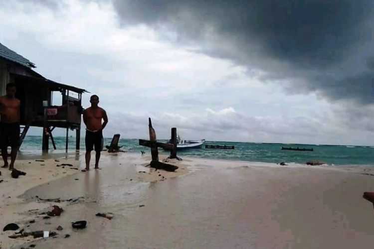 Kawasan pemukiman nelayan di Pulau Ambo, Kecamatan Balabalakang, Kabupaten Mamuju, yang sudah berada di bibir pantai akibat abrasi.