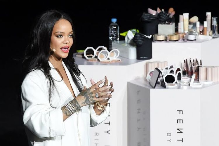 Rihanna saat perkenalkan produknya