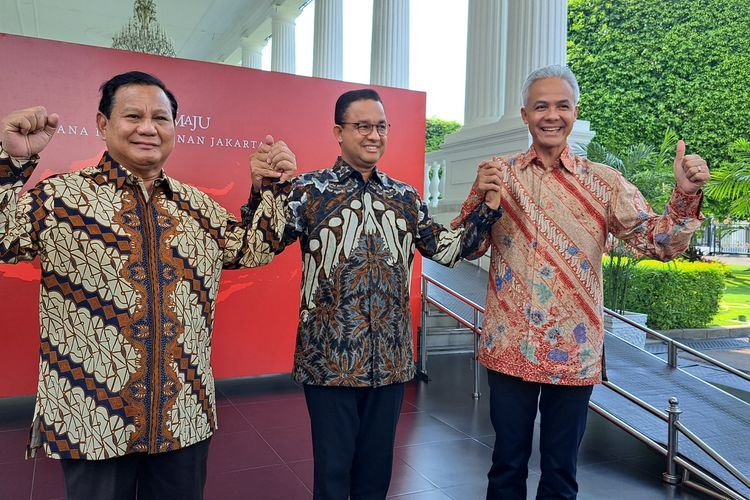 Tiga bakal calon presiden yakni Prabowo Subianto, Anies Baswedan, dan Ganjar Pranowo berfoto bersama setelah makan siang dengan Presiden Joko Widodo di Istana Merdeka, Jakarta, Senin (30/10/2023).