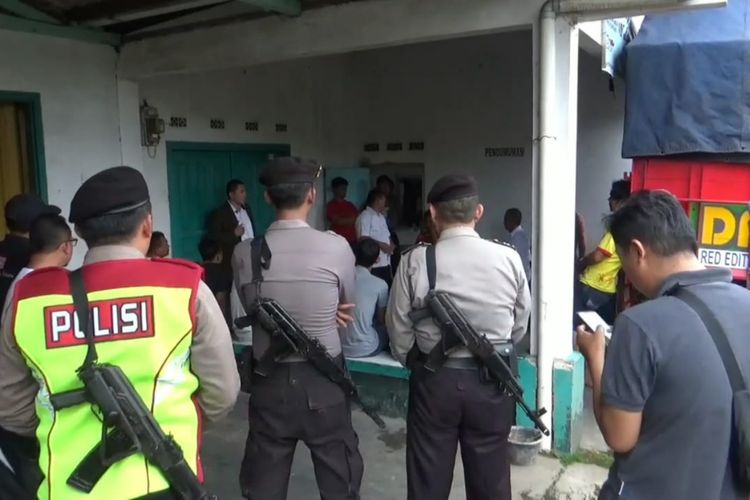 Personel bersenjata lengkap dari Polres Sumedang kawal distribusi logistik Pemilu 2019, dari gudang KPU ke 26 PPK se-Sumedang, Senin (8/4/2019). AAM AMINULLAH/KOMPAS.com