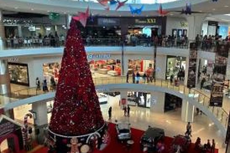 Dekorasi menghiasi interior The Park Solo, Solo Baru, Jawa Tengah, saat Natal 2014 dan jelang Tahun Baru 2015. Gambar diambil Jumat (26/12/2014).