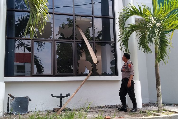 Kaca gedung pecah dan fasilitas gedung UIN Mataram dirusak sekelompok orang tak dikenal. Pengerusakan terjadi Minggu (1/3/2020) dini hari.