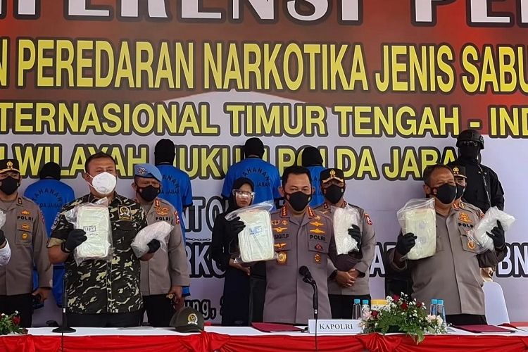 Konferensi pers bedah kasus bersama Kapolri Jenderal Pol Listyo Sigit Prabowo di Pusdik Intelejen, Bandung, Kamis (24/3/2022)