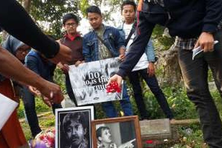 Sejumlah mahasiswa dan aktivis saat ziarah ke makam Munir di TPU Sisir, Kota Batu Jawa Timur untuk memperingati 12 tahun kematian Munir, Rabu (7/9/2016)
