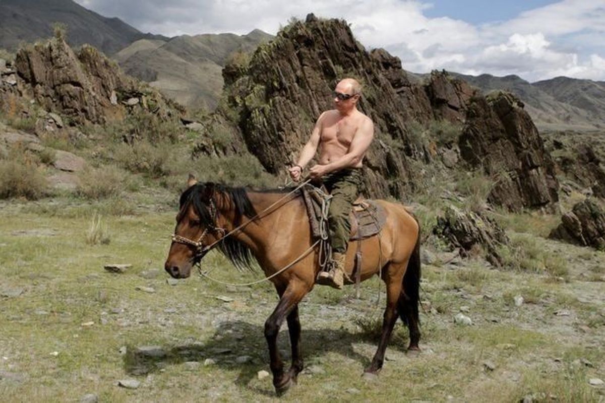Vladimir Putin menunggang kuda saat liburan di Siberia Selatan pada Agustus 2009 silam.