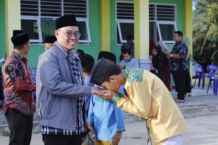 Salah satu santri Ponpes Mutiara Bangsa mencium tangan ustadz. Tradisi menghormati ulama di ponpes perbatasan RI - Malaysia yang tetap terjaga