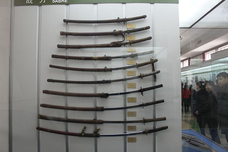Katana, pedang Jepang di Museum Militer: Senjata Modern, Galeri Senjata Kecil. 