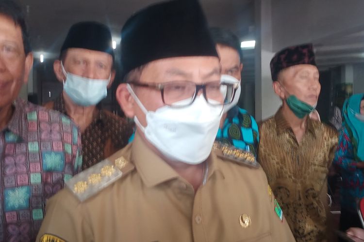 Wali Kota Malang, Sutiaji saat diwawancarai usai kegiatan di Jalan Letjen Sutoyo, Kota Malang Jawa Timur pada Selasa (31/5/2022). 