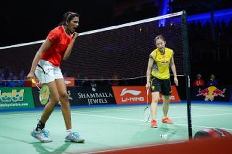 Pemain tunggal putri India, PV Sindhu (kiri) bereaksi saat meraih poin atas tunggal Tiongkok, Wang Shixian, pada pertandingan perempat final Kejuaraan Dunia 2014 di Ballerup Super Arena, Kopenhagen, Jumat (29/8/2014).