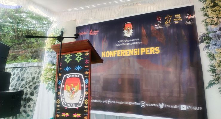 Dekorasi Motif Kain Songke Manggarai Timur di Podium Ruang Konferensi Pers KPU
