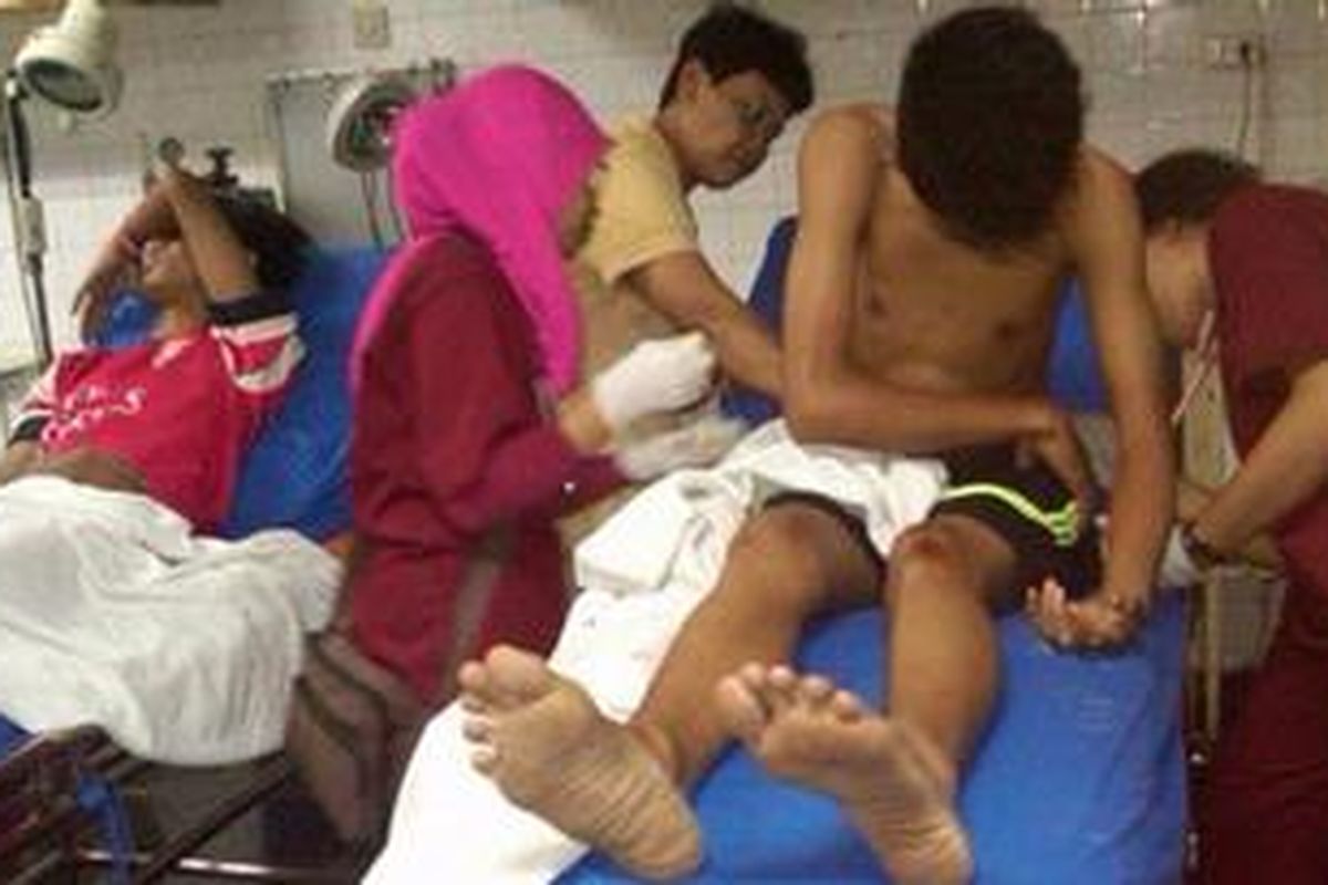 Dua orang pengamen melakukan aksi penodongan di dalam angkutan umum 06A jurusan Kampung Melayu-Gandaria, tepatnya di Jalan DI Panjaitan Jatinegara, Jakarta Timur, Jumat (28/12/2012) malam. Satu orang tewas tiga lainnya luka-luka dalam aksi kriminal sadis itu.