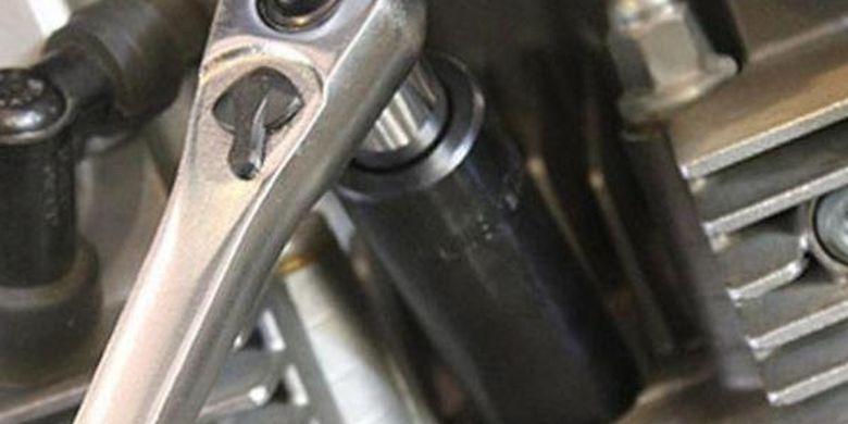 Cara Benar Pasang Busi Motor Jangan Sampai Slek