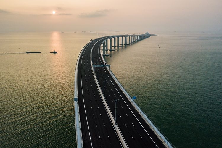 Dalam foto yang diambil pada 22 Oktober 2018 ini memperlihatkan sebagian jembatan Hongkong-Zhuhai-Makau (HKZM) yang merupakan jembatan terpanjang di dunia. 