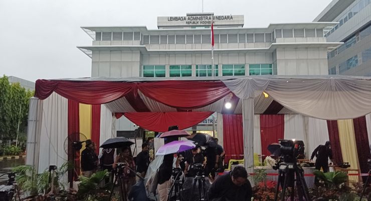 Hujan Deras Guyur TPS Jokowi Jelang Pencoblosan 