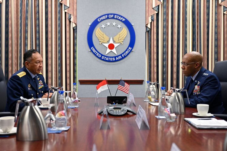 Kepala Staf Angkatan Udara (KSAU) Marsekal Fadjar Prasetyo bertemu KSAU Amerika Serikat (AS) Jenderal Charles Q Brown Jr di AS, beberapa waktu lalu.
