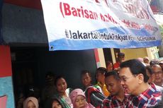 Ahok Kampanyekan Program DKI di Depan Posko Relawan Agus-Sylvi