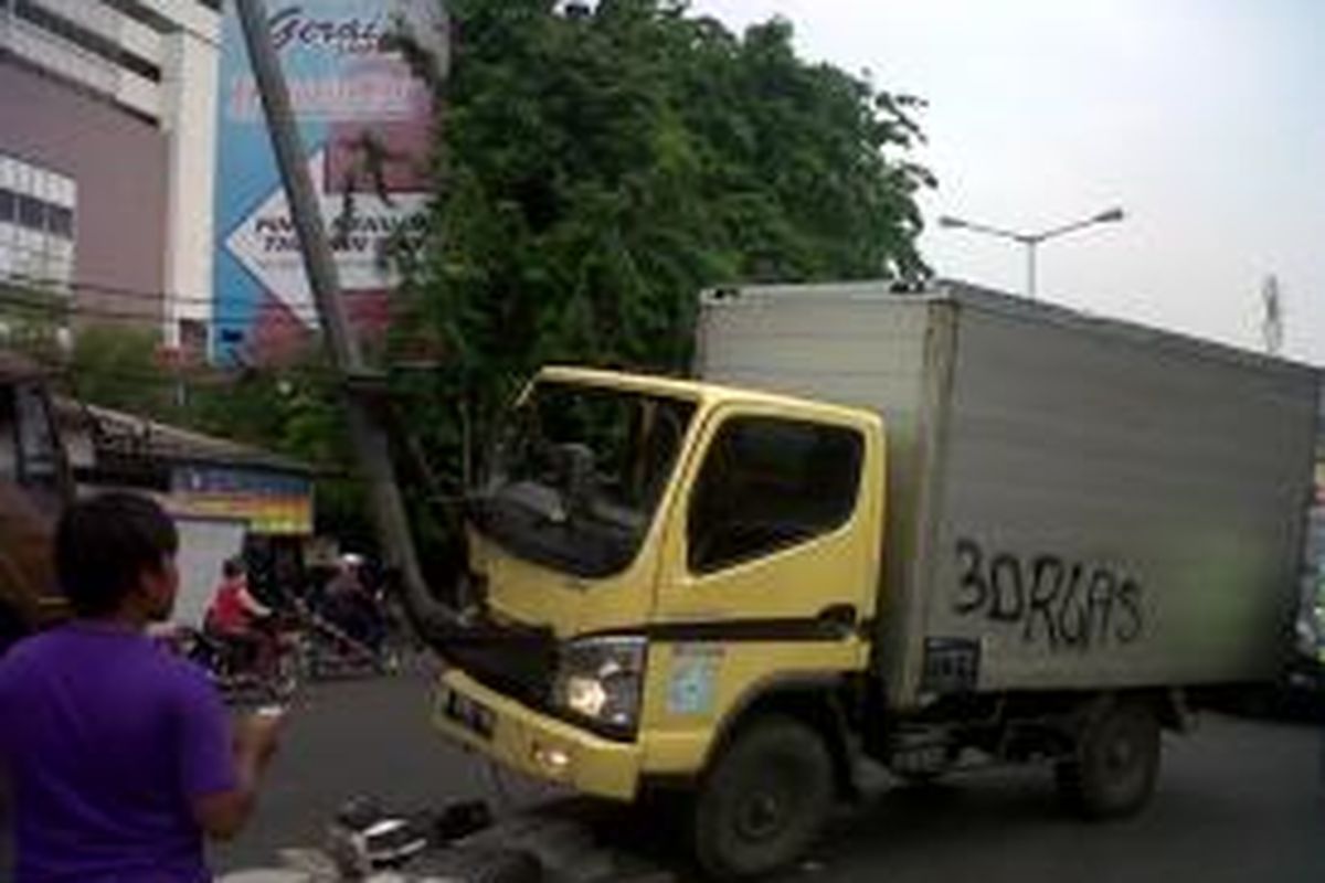 Mobil truk Tabrak Tiang Lampu Jalan


 Sebuah truk bernomor polisi B 9791 NI menabrak tiang lampu di Jalan KH Mas Mansyur, Tanah Abang, sekitar pukul 14.00, Senin (7/10/2013). Akibat kejadian ini, kendaraan tersendat dari arah Pasar Blok A hingga arah Stasiun KA Karet.Kompas.com/Ummi Hadyah Saleh
