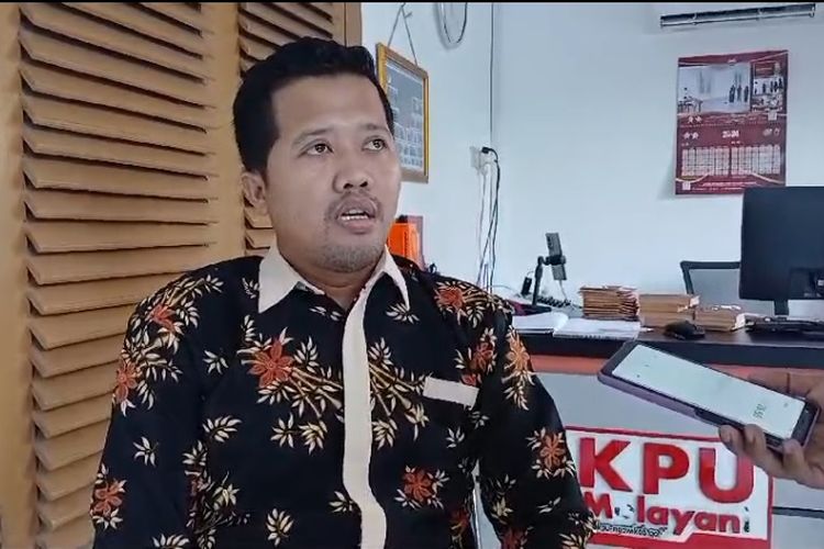 Ketua KPU Kabupaten Ngawi Samsu Mustakim. KPU Ngawi, Jumat (30/8/2024) mengumumkan perpanjangan jadwal pendaftaran bagi bakal pasangan calon Bupati dan Wakil Bupati Ngawi dalam Pilkada Serentak 2024 setelah penutupan masa pendaftaran hanya satu paslon yang mendaftar.