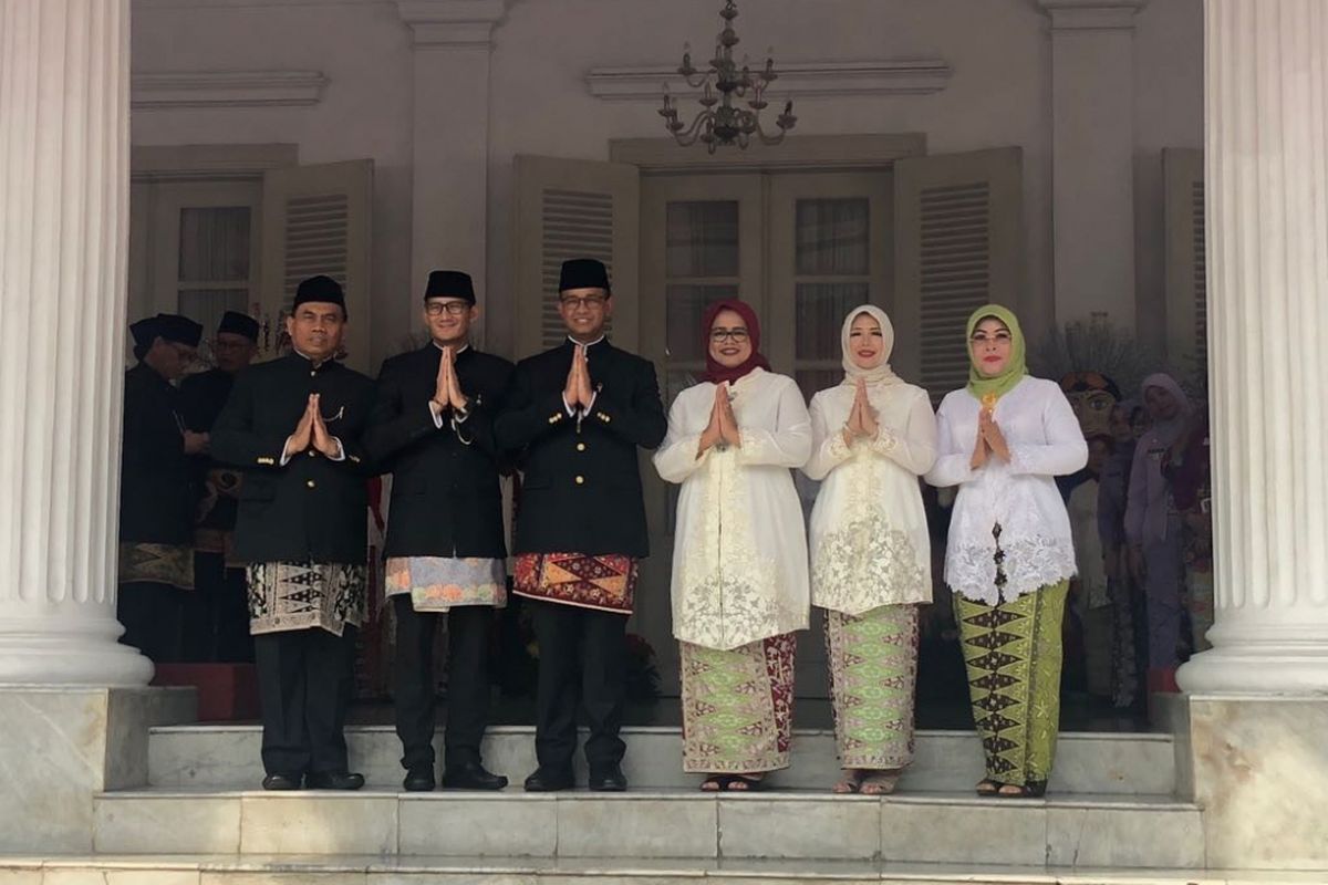 Gubernur DKI Jakarta Anies Baswedan, Wakil Gubernur Sandiaga Uno, Sekretaris Daerah Saefullah bersama istri mereka pada HUT ke-491 DKI Jakarta, Jumat (22/6/2018). 