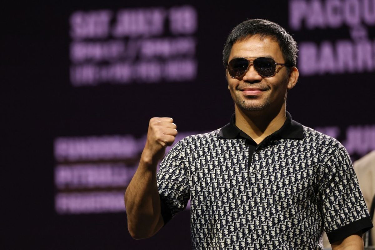 Petinju Filipina Manny Pacquiao mengangkat kepalannya pada konferensi pers menjelang pertarungan gelar kelas welter WBC pada 19 Juli melawan petinju Meksiko-AS Mario Barrios di NOVO di L.A. Live di Los Angeles pada 3 Juni 2025.