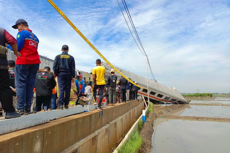 Proses evakuasi korban tabrakan KA Turangga jurusan Surabaya - Bandung dengan KRL Bandung Raya di Jalur Petak Cicalengka, Haurpugur, Kabupaten Bandung, Jawa Barat pada Jumat (5/1/2024) yang terjadi pukul 06.30 WIB.