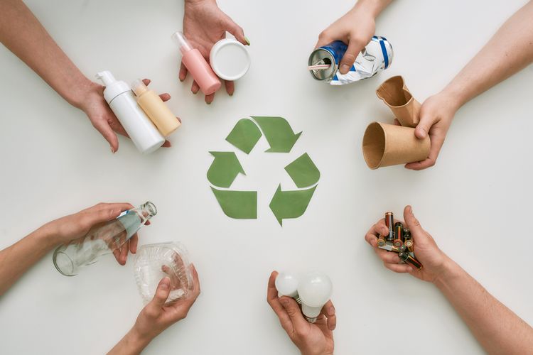 Ilustrasi daur ulang sampah, pengelolaan limbah. 