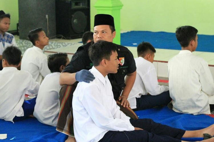 Suasana rukyah untuk penyembuhan siswa SMPN 1 Perak, Kabupaten Jombang, Jawa Timur, Selasa (19/11/2019).