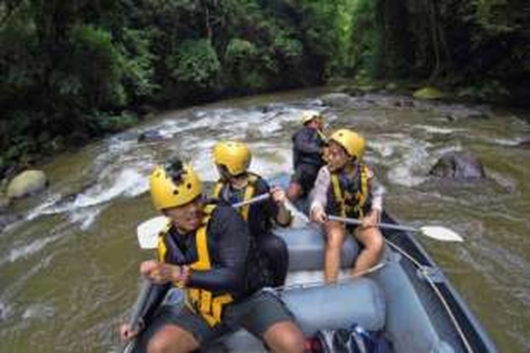 Para pembaca Kompas.com, pemenang kompetisi Take Me Anywhere, mencoba rafting di Sungai Ayung, Ubud, Gianyar, Sabtu (19/3/2016). Rafting di sungai ini salah satunya dikelola oleh Bali Adventure Tours sejak 1989. Pengarungan dilakukan sejauh 9 km selama 2 jam.