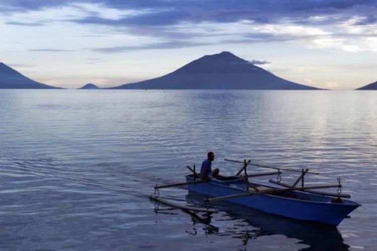Nelayan usai berlayar di tepi laut Bobanahena, Halmahera Barat, Jumat (17/5/2013). Bobanahena merupakan salah satu tempat yang banyak dikunjungi oleh wisatawan yang datang ke Festival Teluk Jailolo 2013.