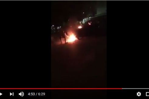 Ugal-ugalan dan Tabrak Pengendara, Mobil Ignis Dibakar Massa di Sorong