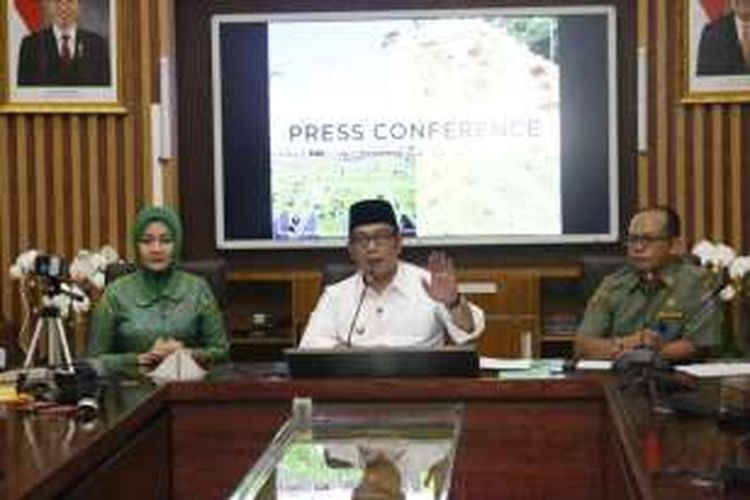 Wali Kota Bandung Ridwan Kamil saat menggelar jumpa pers terkait keputusannya untuk tak ikut serta di Pilkada DKI Jakarta, di Balai Kota Bandung, Senin (29/2/2016)