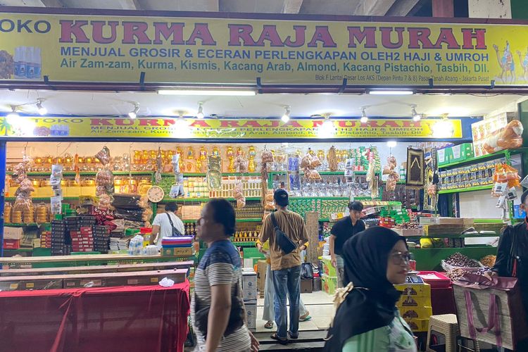 Salah satu toko oleh-oleh haji di blok F Pasar Tanah Abang, Jakarta Pusat. 