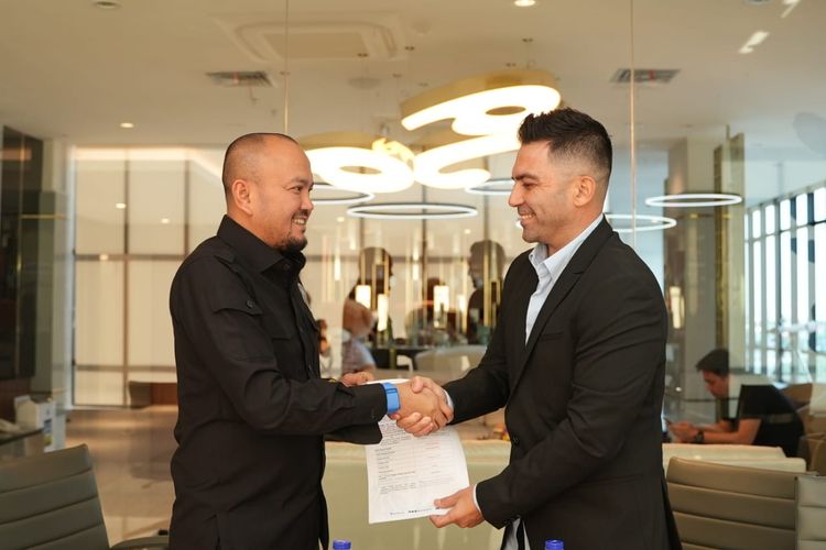 Manajer Arema FC, M Ali Rifki dan pelatih baru Javier Roca usai menandatangi surat perjanjian kontrak bergabung dengan tim di Jakarta, Selasa (7/9/2022) sore.