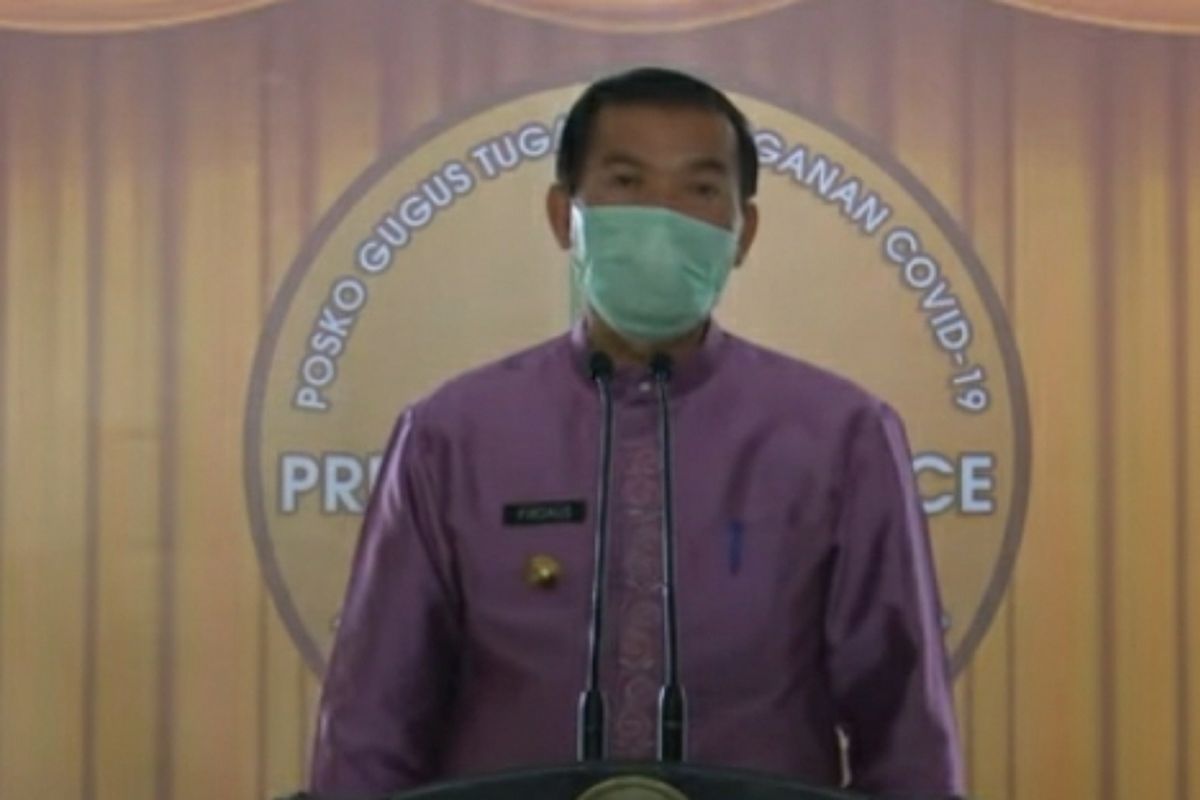 Wali Kota Pekanbaru Firdaus saat mengadakan konferensi pers terkait penerapan PSBB untuk mencegah penyebaran Covid-19 di Pekanbaru, Riau, Sabtu (11/4/2020).